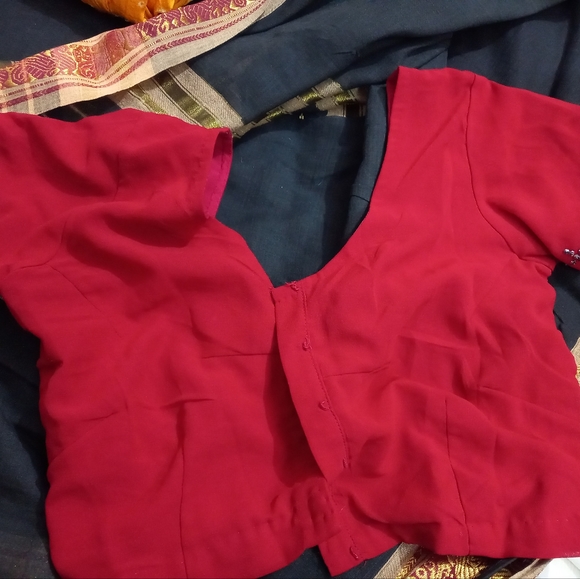 Red saree with blouse - Picture 2 of 2